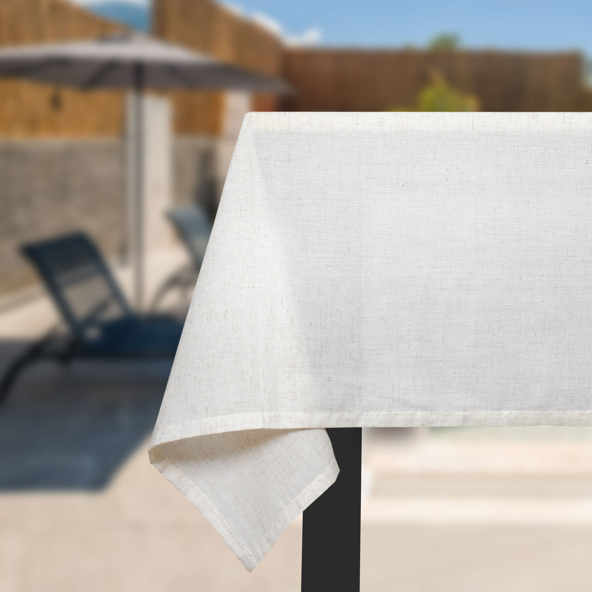 Tischdecken – Tischdecke in Leinenoptik, Beige – Leinenmischung – Zeitlose und stilvolle Tischdecke in natürlicher Leinenoptik – wasserabweisend – Tischtextilien – knitterfrei und geeignet für 12 bis 14 Personen – für drinnen und draußen – LitaLente